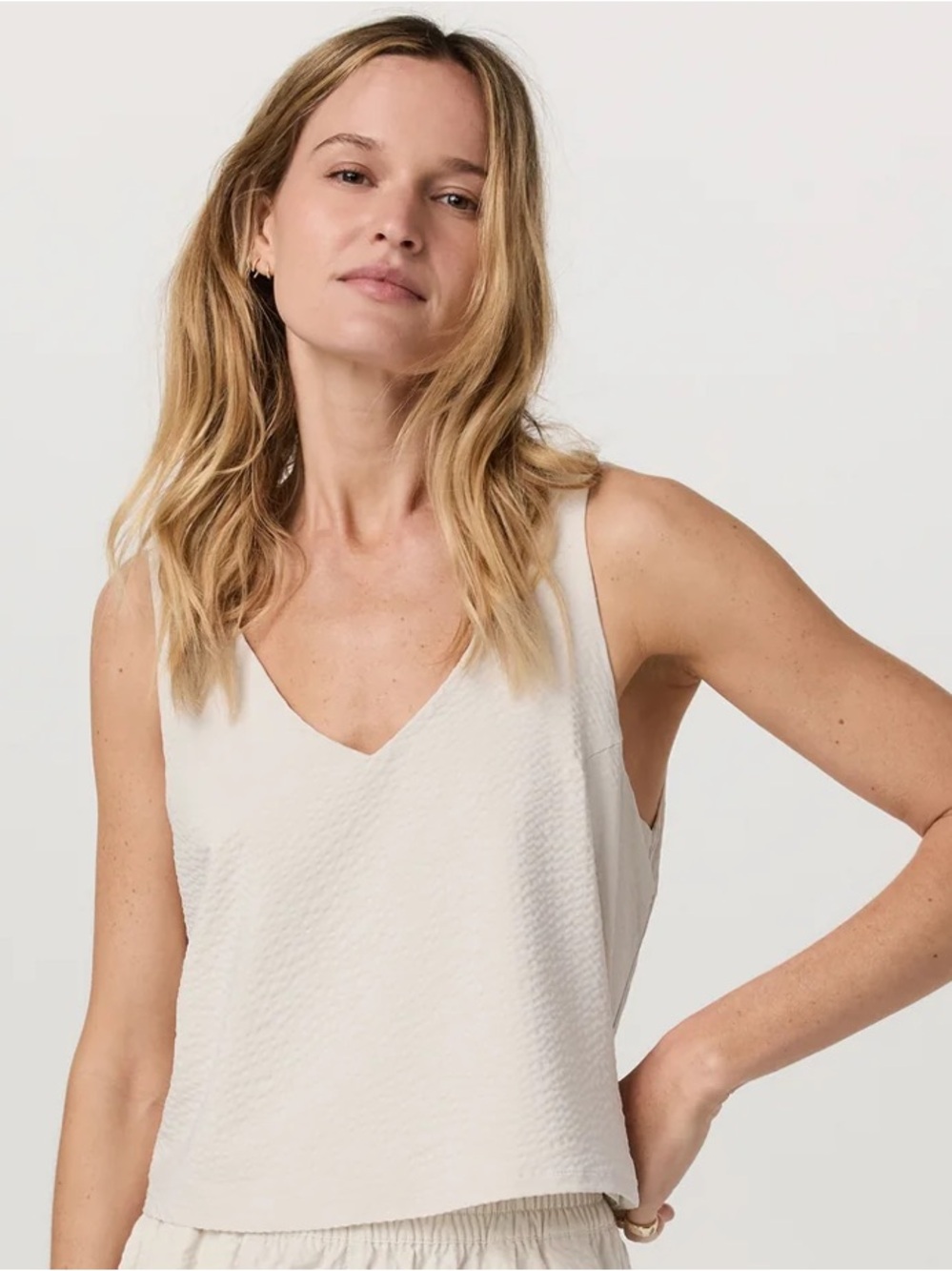 Vuori Villa V-Neck Textured Crop Tank Top in Milkweed Beige size large